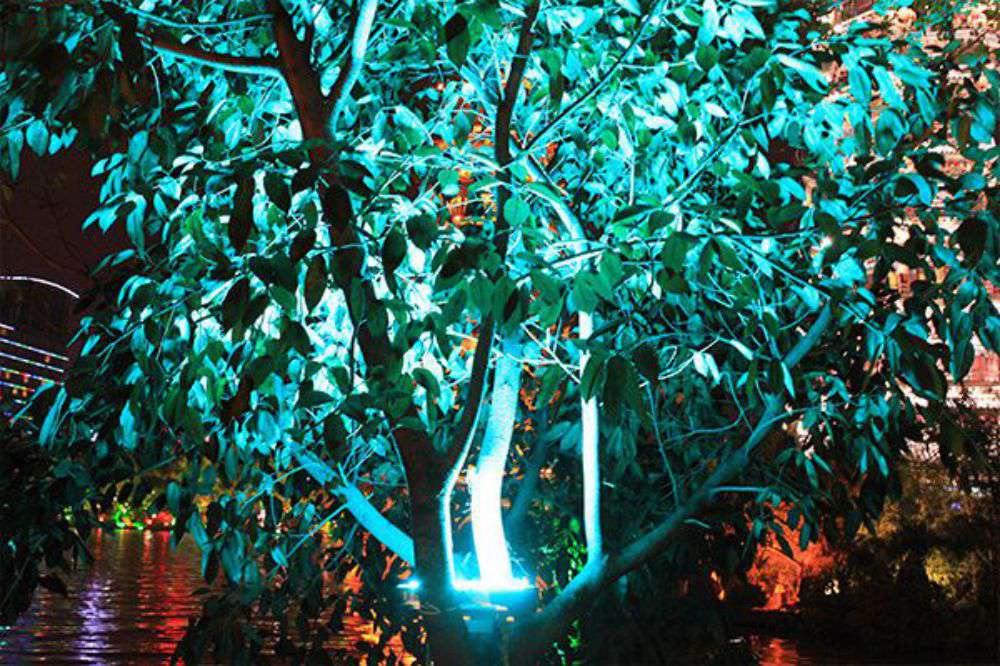 壹号娱乐照明的RGB投光灯用在国内景观亮化项目